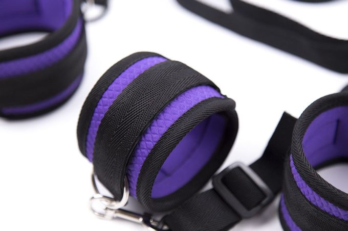 Banoch Bondageset voor onder bed stevige zachte neopreen boeien makkelijk verstelbaar paars (20)