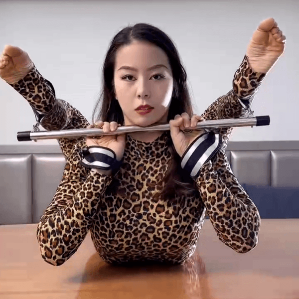 Banoch bondageset grey getoond door lenige vrouw (2) Banoch bondageset grey getoond door lenige vrouw (2)