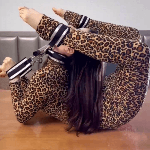 Banoch bondageset grey getoond door lenige vrouw (3)