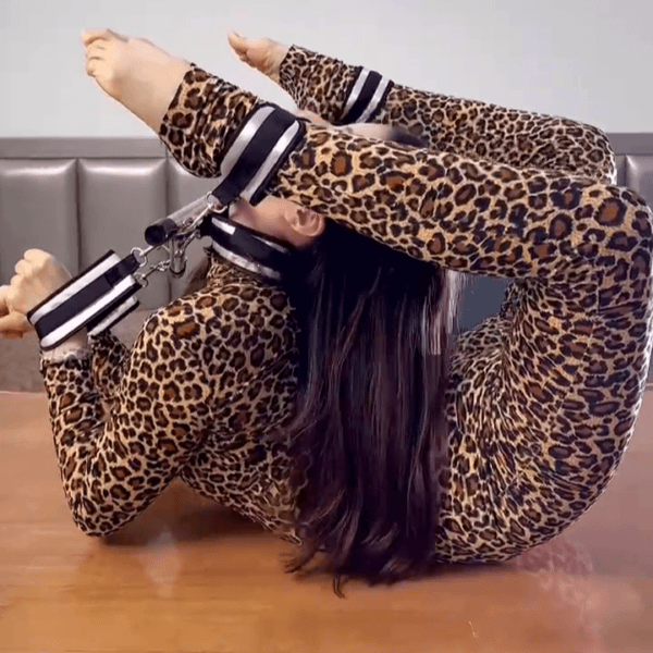 Banoch bondageset grey getoond door lenige vrouw (3) Banoch bondageset grey getoond door lenige vrouw (3)