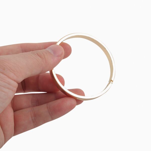 Banoch Cockring klap Metaal cockring in hand gehouden Banoch Cockring klap Metaal cockring in hand gehouden