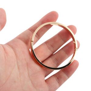 Banoch Cockring klap Metaal cockring liggend in hand