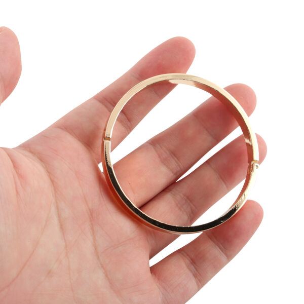 Banoch Cockring klap Metaal cockring liggend in hand Banoch Cockring klap Metaal cockring liggend in hand