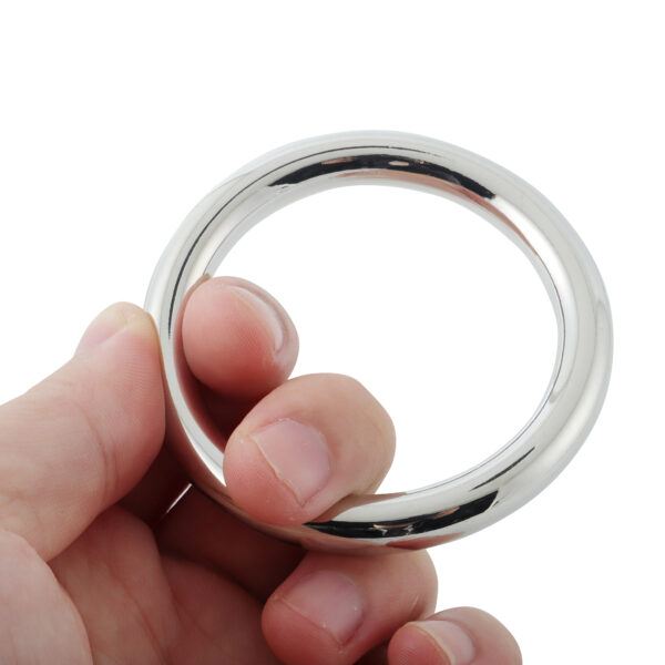 Banoch Cockring licht gebogen metaal 8 mm dik metaal geklemd tussen vingers Banoch Cockring licht gebogen metaal 8 mm dik metaal geklemd tussen vingers