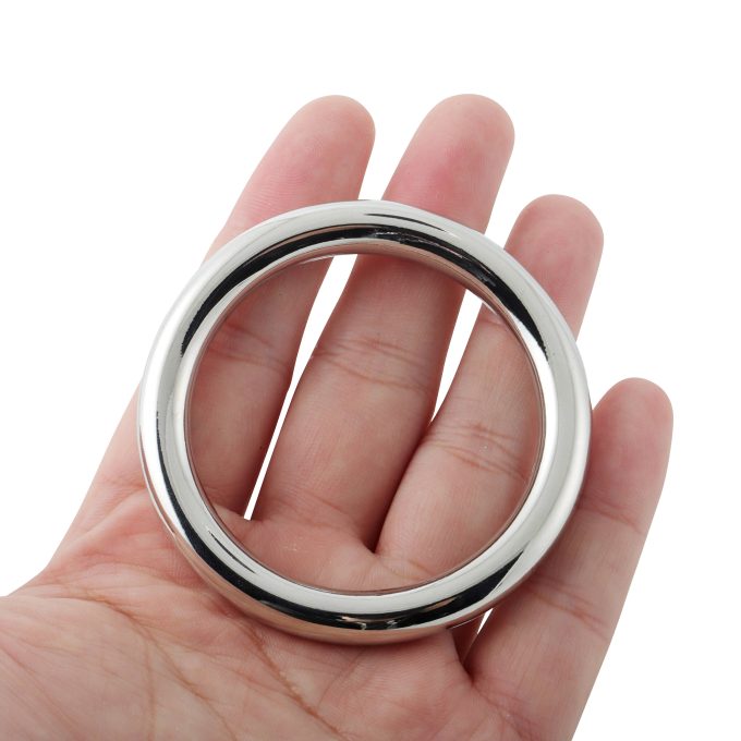 Banoch Cockring licht gebogen metaal 8 mm dik metaal liggend in hand