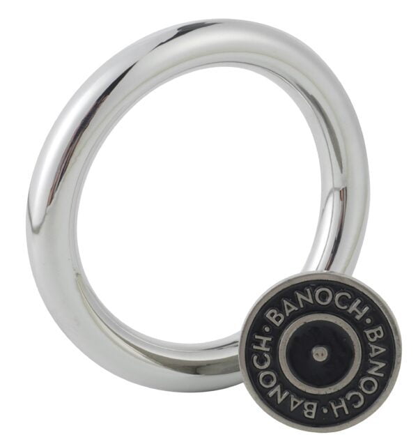 Banoch Cockring licht gebogen metaal 8 mm dik metaal staand met pin Banoch Cockring licht gebogen metaal 8 mm dik metaal staand met pin