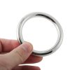 Banoch Cockring licht gebogen metaal 8 mm dik metaal tussen 2 vingers