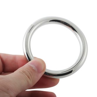 Banoch Cockring licht gebogen metaal 8 mm dik metaal tussen 2 vingers