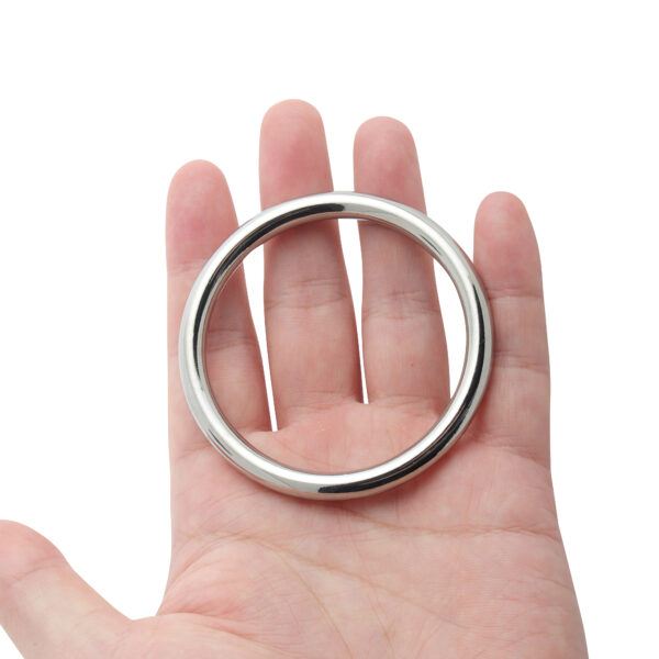 Banoch Cockring rond metaal 6 mm dik eikelring liggen in hand