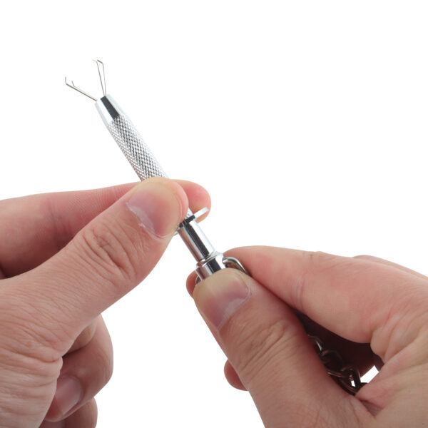 Banoch Grijper tepelklem metaal met ketting in hand ingedrukt zodat grijpers zichtbaar zijn