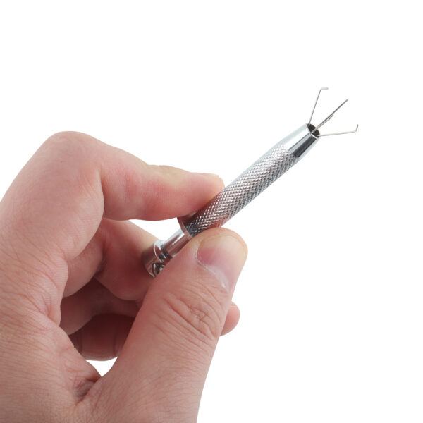 Banoch Grijper tepelklem metaal met ketting in hand toont klemmetjes