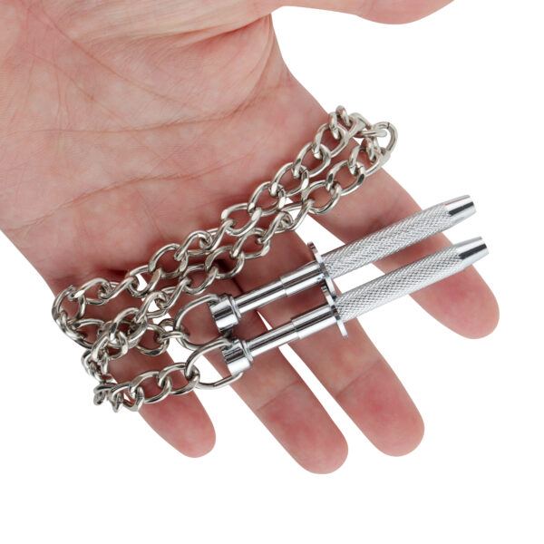 Banoch Grijper tepelklem metaal met ketting liggend in hand
