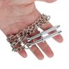 Banoch Grijper tepelklem metaal met ketting liggend in hand