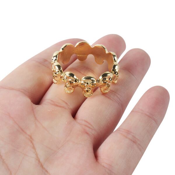 Banoch eikelring doodskop goud cockring liggend in hand