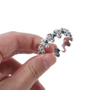 Banoch eikelring doodskop zilver cockring geklemd tussen 2 vingers