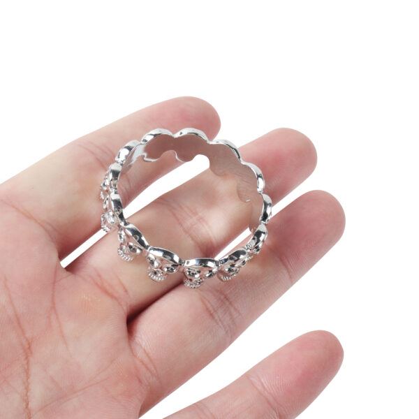 Banoch eikelring doodskop zilver cockring liggend hand