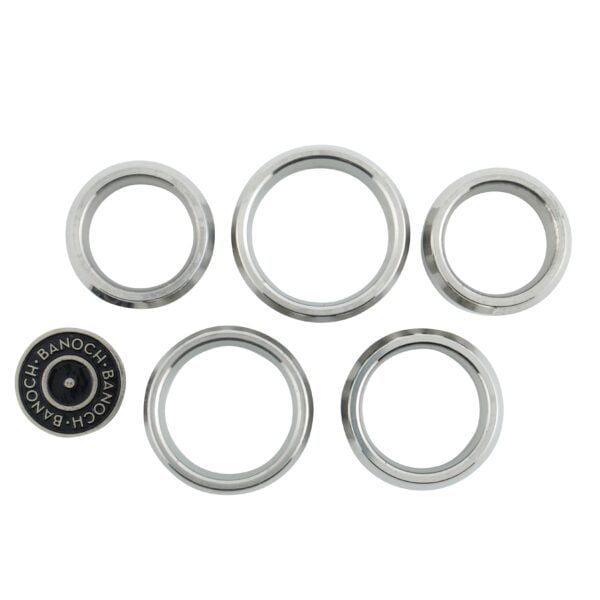 Banoch glansring edge eikelring Metaal cockring 5 maten gezien van bovenkant met banoch pin