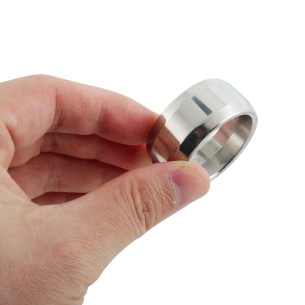 Banoch glansring edge eikelring Metaal cockring gehouden tussen 2 vingers