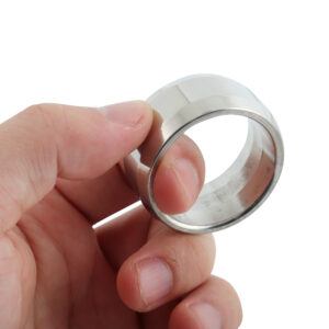 Banoch glansring edge zijkant eikelring tussen vingers Metaal cockring