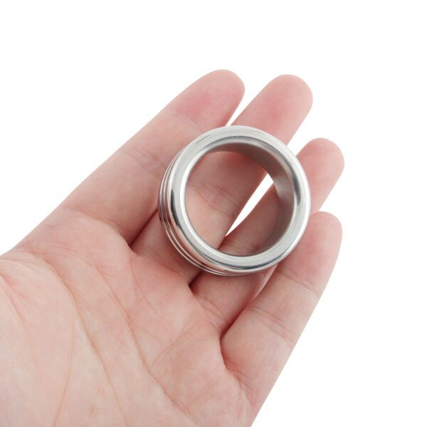 Banoch glansring groef eikelring Metaal cockring liggend op hand