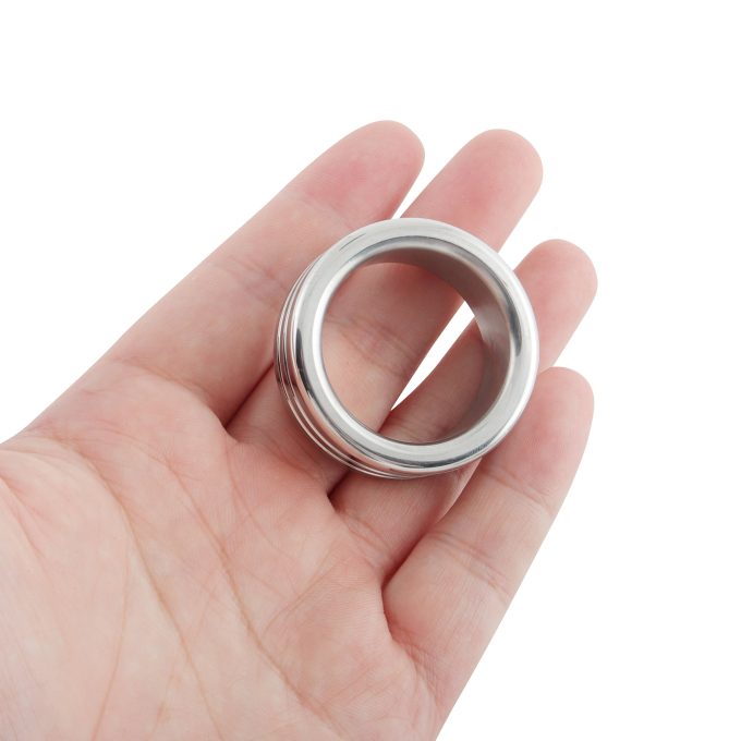 Banoch glansring groef eikelring Metaal cockring liggend op hand