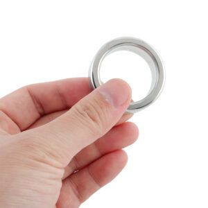 Banoch glansring groef eikelring Metaal cockring tussen 2 vingers geklemd