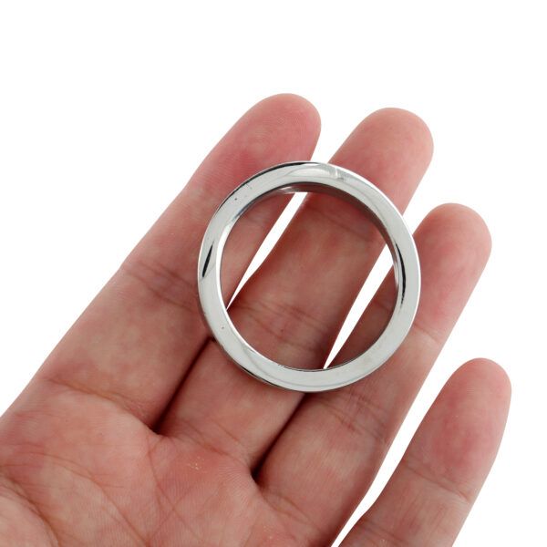 Banoch glansring oval eikelring Metaal cockring liggend in hand