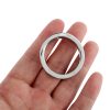 Banoch glansring oval eikelring Metaal cockring liggend in hand