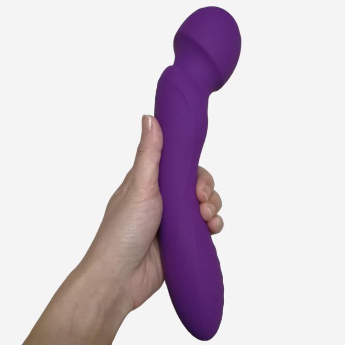 wand vibrator frikitona paar van banoch in hand omhoog gehouden wand vibrator frikitona paar van banoch in hand omhoog gehouden